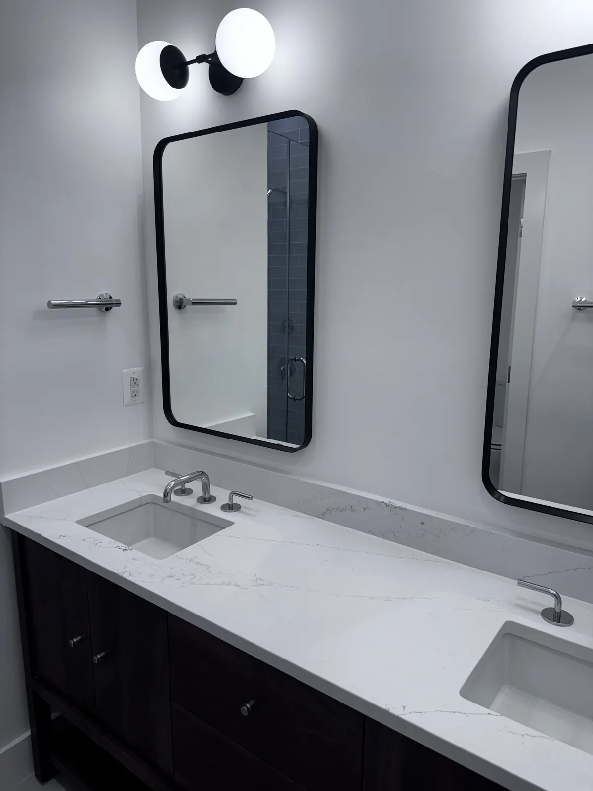 Double vanity with quartz top and two undermount sinks